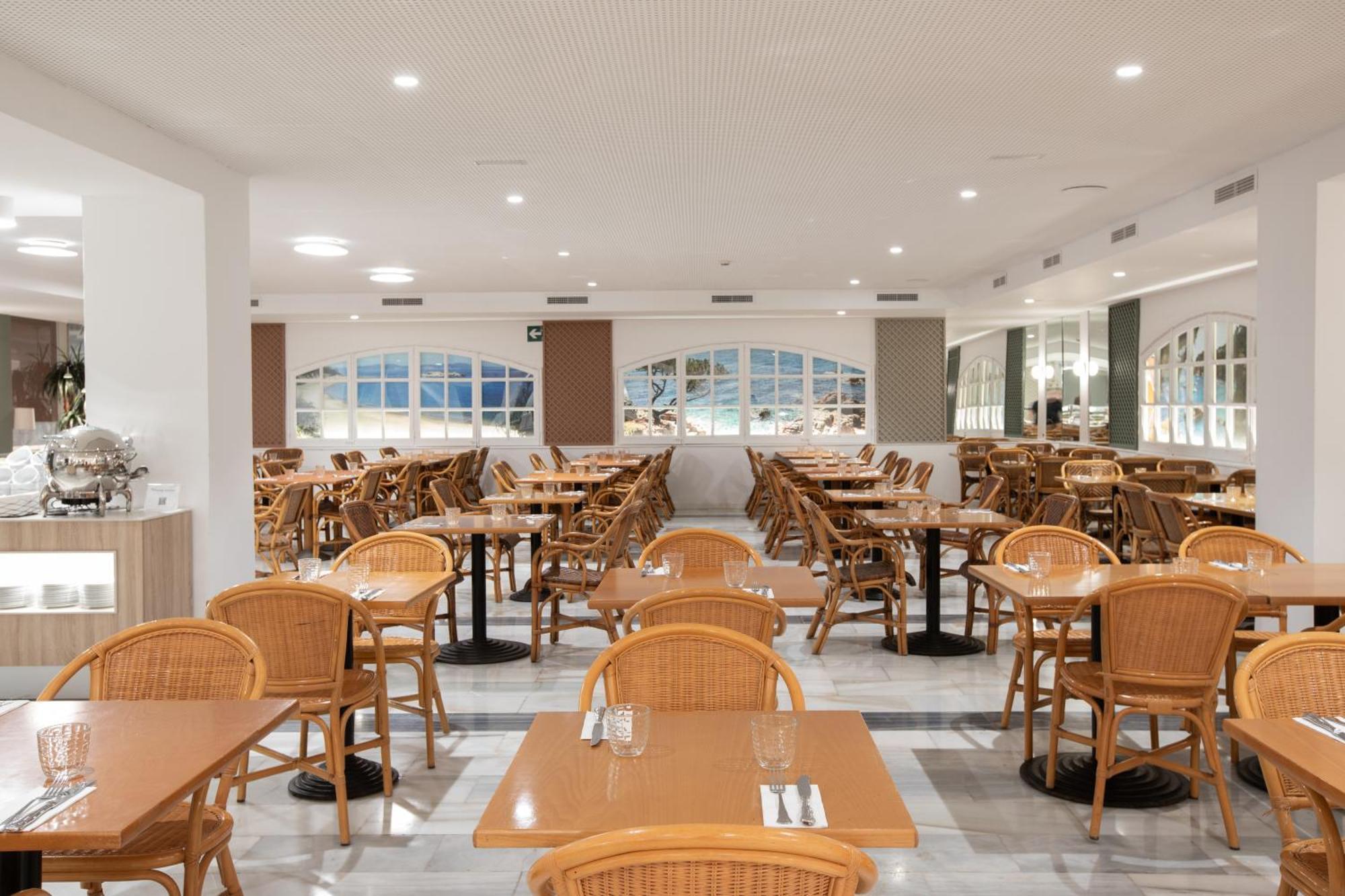 Отель Prestige Sant Marc Росас Экстерьер фото